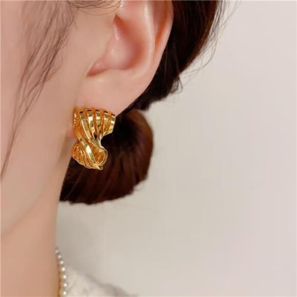 Vintage Ribbed Square Heart Earrings – Timeless Clip-On Statement Jewelry - Picture 5 of 5